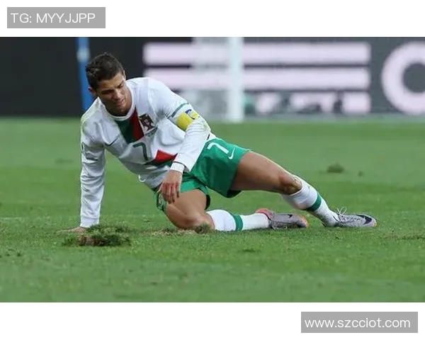 足球明星独特纹身与眼睛特写展现个性魅力的精彩瞬间